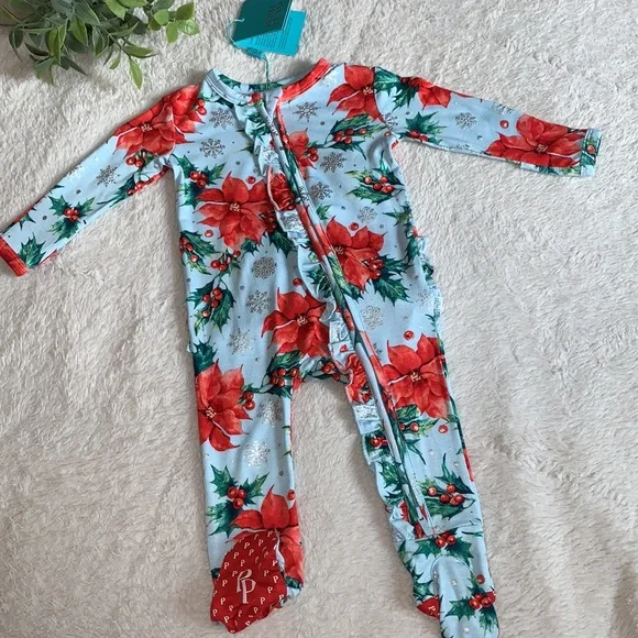 NWT Posh Peanut Winter Lily Ruffled Footie 0-3M Poinsettias - Picture 5 of 9